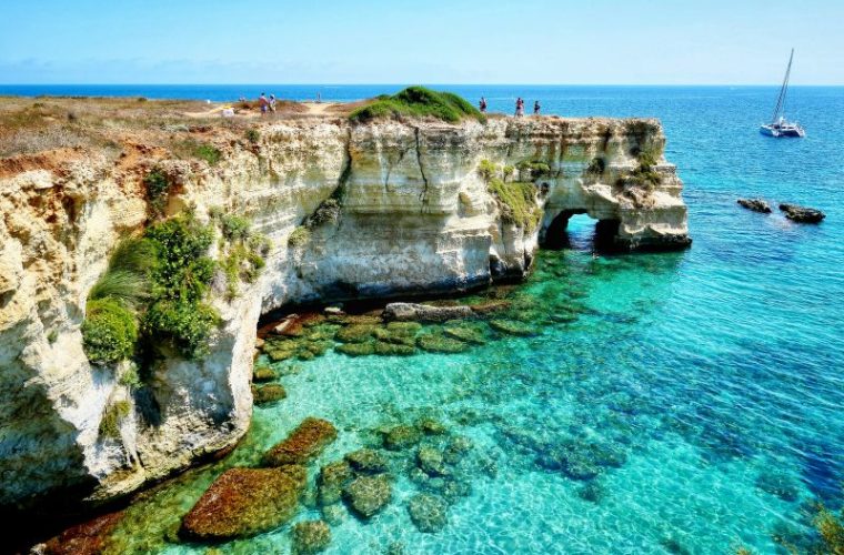 https://unsplash.com/it/foto/formazione-rocciosa-marrone-sul-mare-blu-durante-il-giorno-byfh3kHn12Y