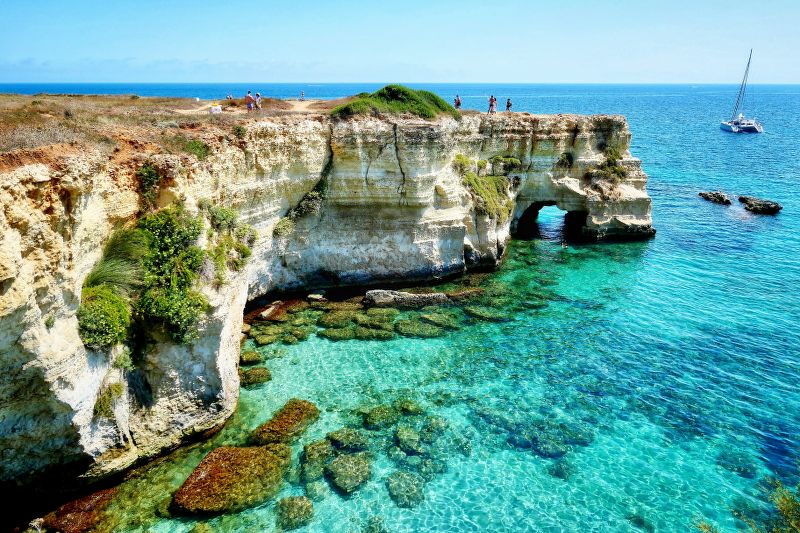 https://unsplash.com/it/foto/formazione-rocciosa-marrone-sul-mare-blu-durante-il-giorno-byfh3kHn12Y